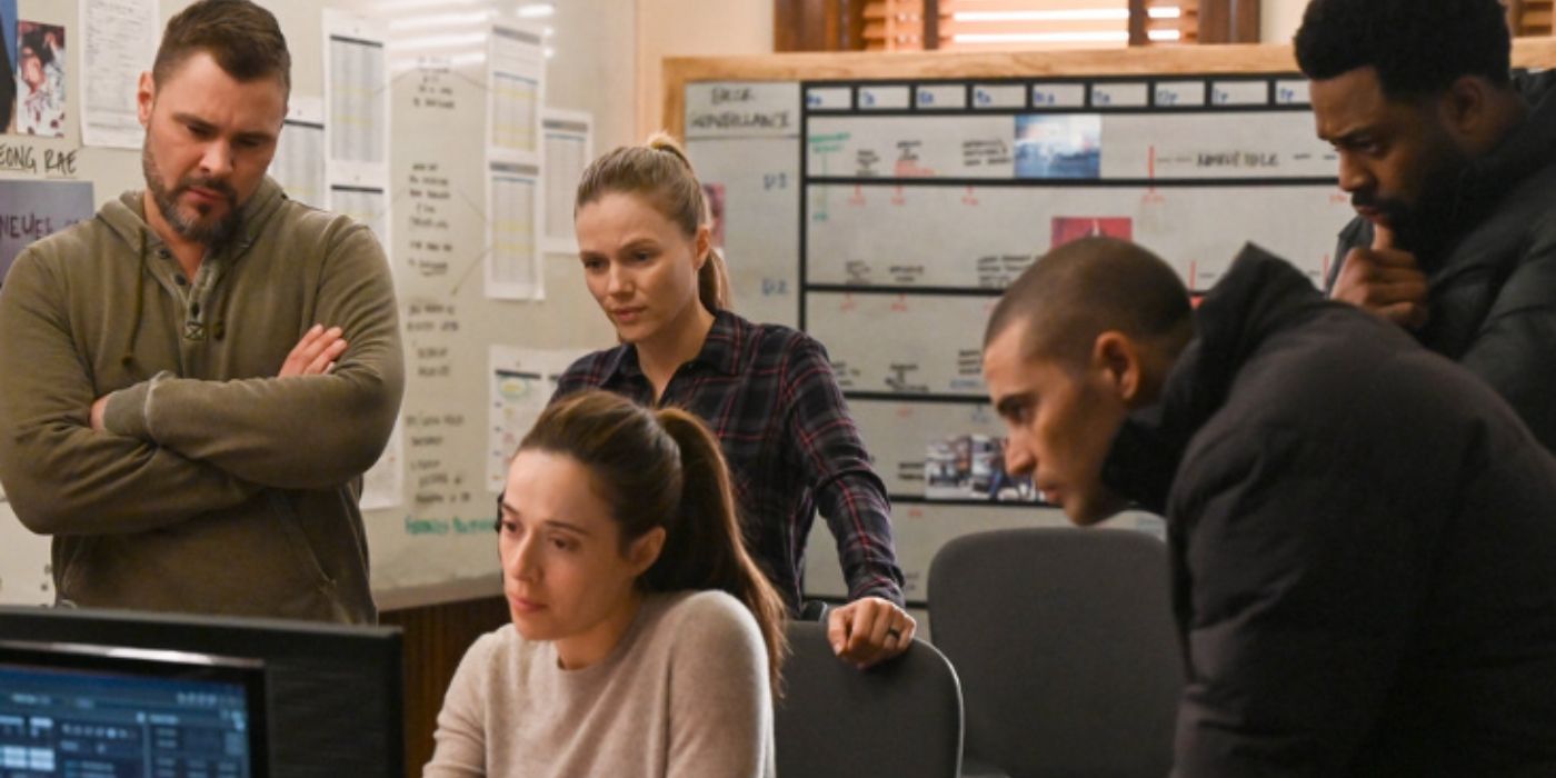 Patrick John Flueger as Adam Ruzek, Tracy Spiridakos as Haley Upton, LaRoyce Hawkins as Kevin Atwater, and Benjamin Levy Aguilar as Dante Torres stand behind Marina Squerciati as Kim Burgess while she looks at a computer on Chicago PD