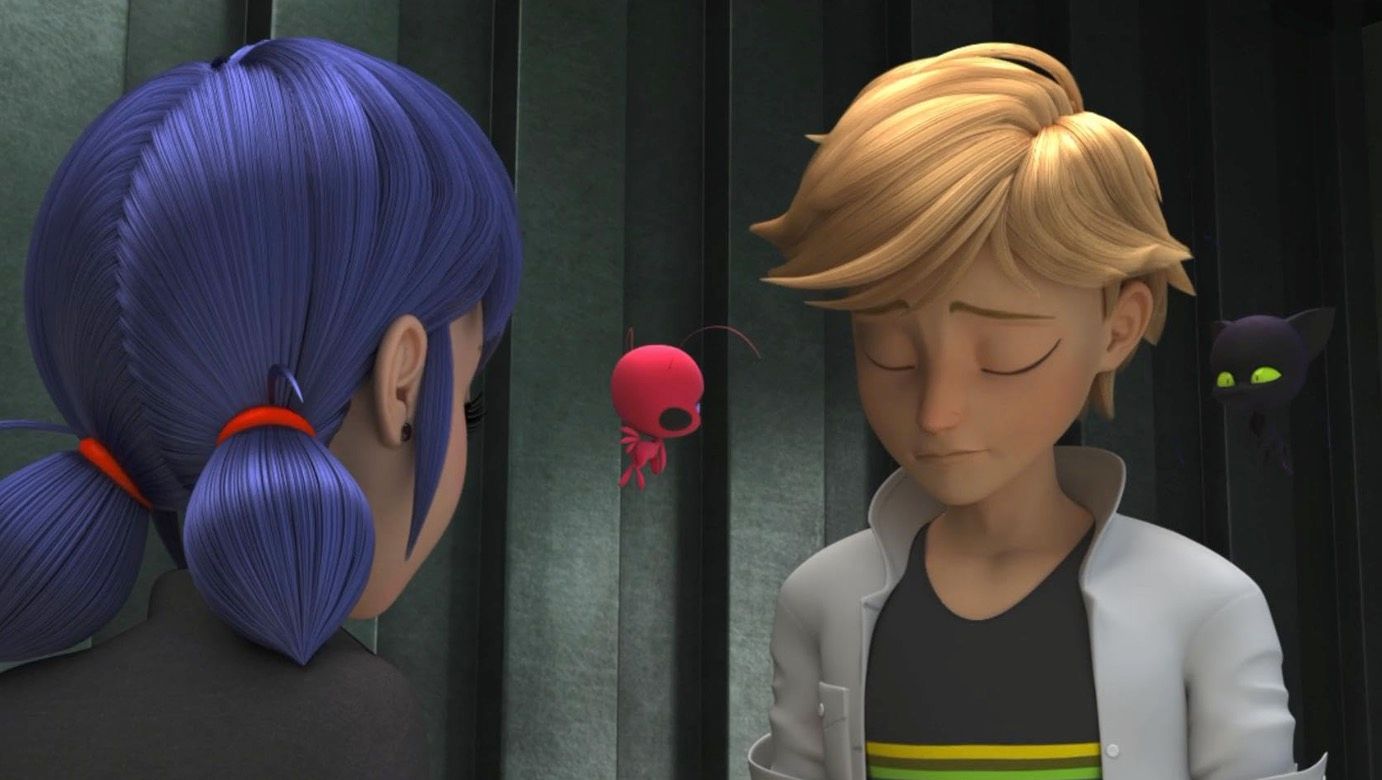 Marinette e Adrien olham tristemente para o chão em Miraculous Ladybug