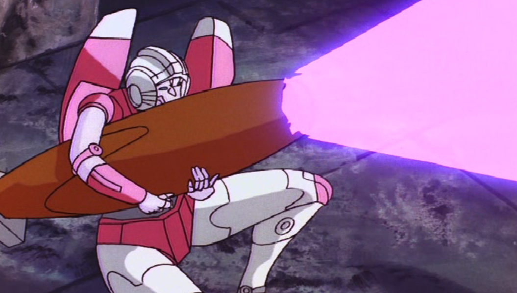 Arcee dispara um canhão laser em The Transformers.