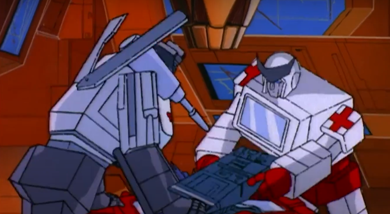 Ratchet ajuda a consertar o Optimus Prime em The Transformers.