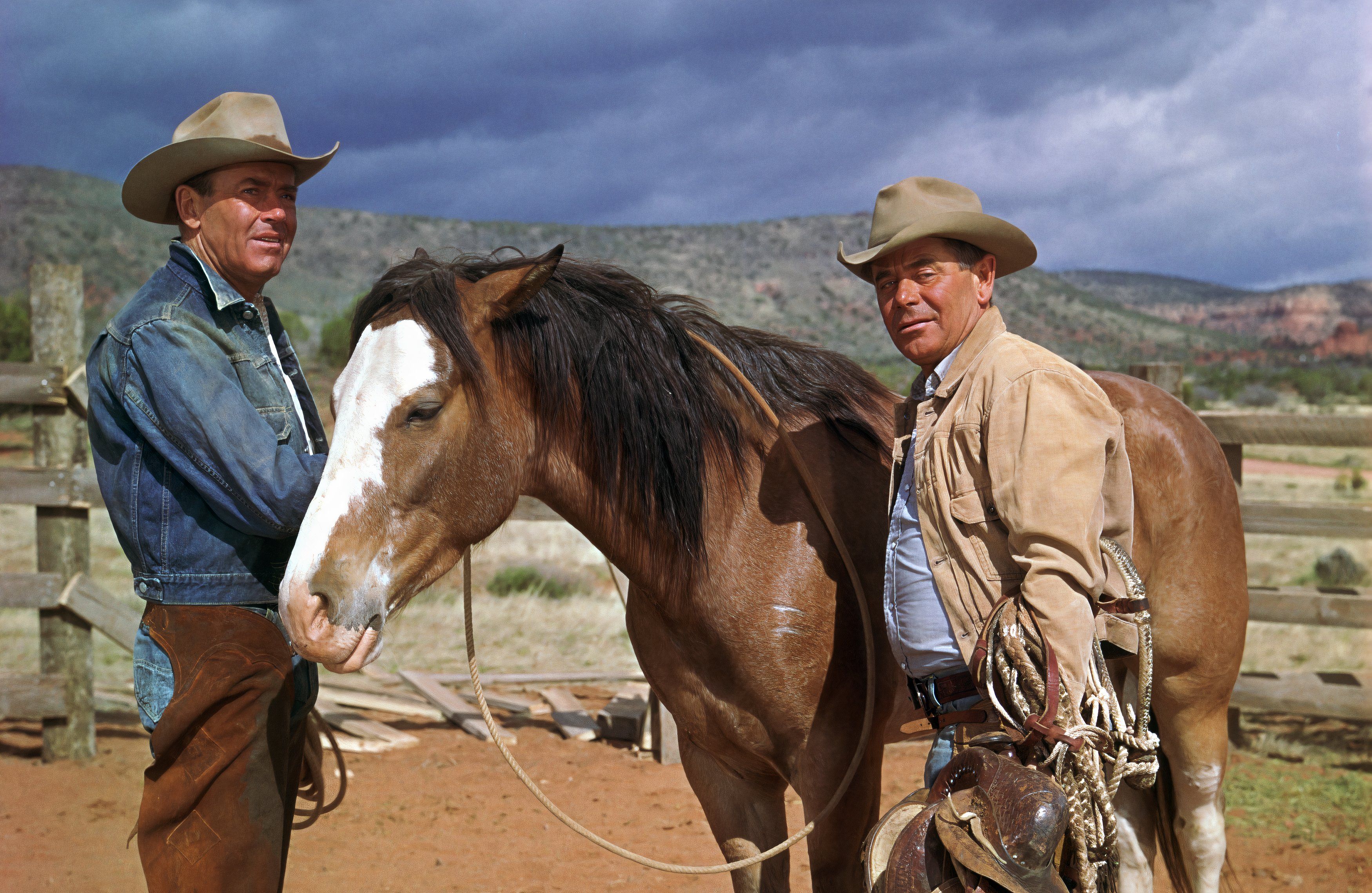 El elenco de The Rounders tiene un caballo