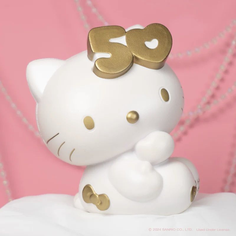 Sanrio представляет свою мягкую игрушку, посвященную 50-летию Hello Kitty, как новый коллекционный предмет ограниченного выпуска