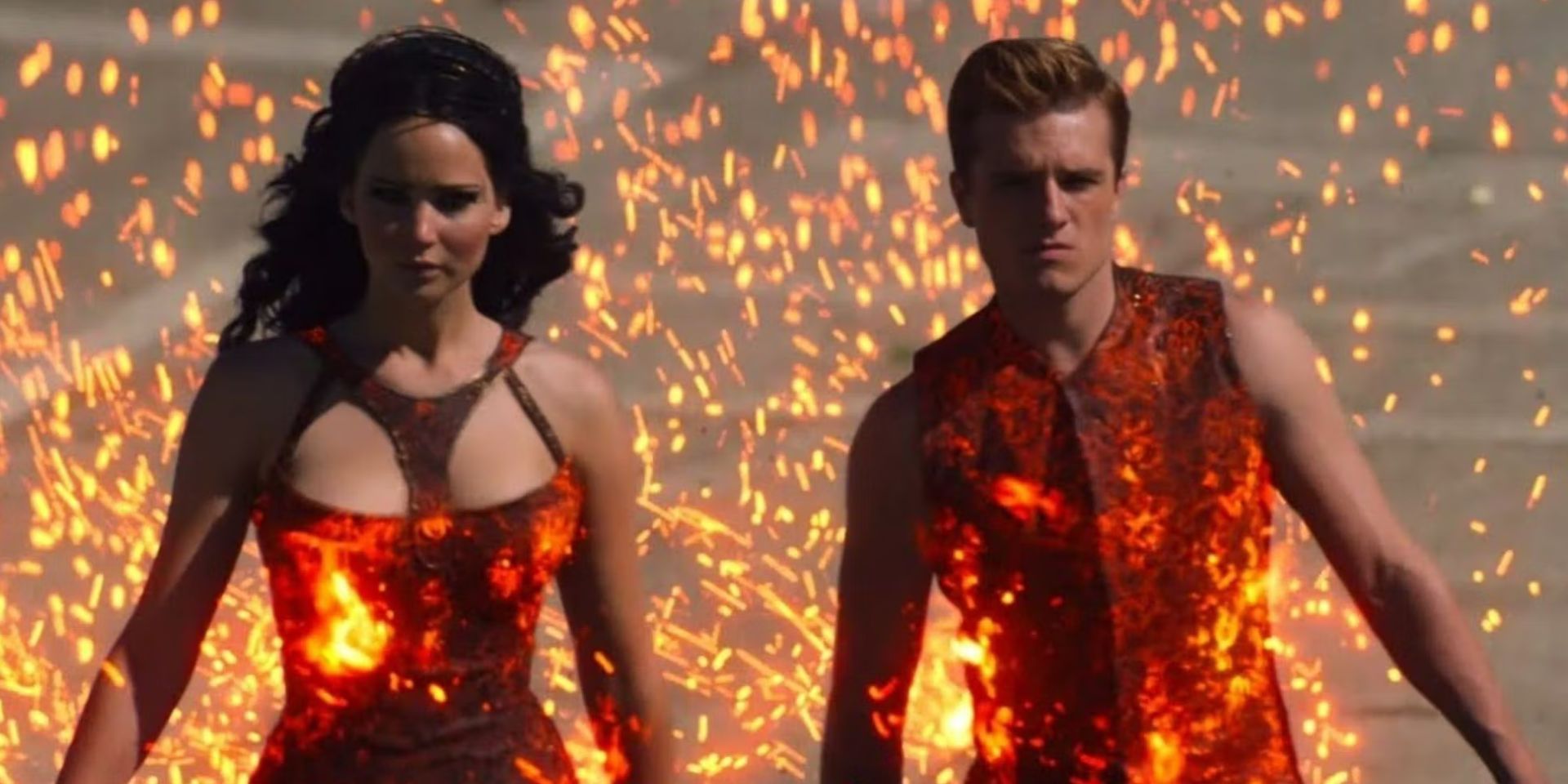 Katniss y Peeta en su entrada como tributos en Los Juegos del Hambre: En llamas.