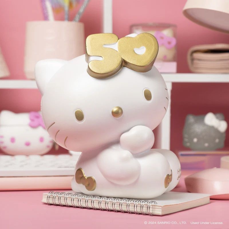 Sanrio представляет свою мягкую игрушку, посвященную 50-летию Hello Kitty, как новый коллекционный предмет ограниченного выпуска