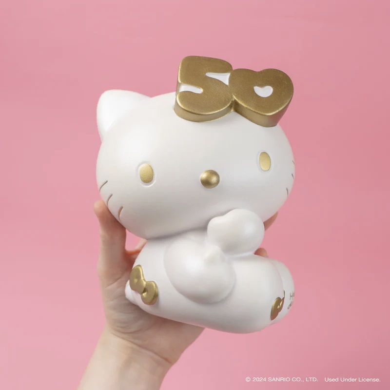 Sanrio представляет свою мягкую игрушку, посвященную 50-летию Hello Kitty, как новый коллекционный предмет ограниченного выпуска