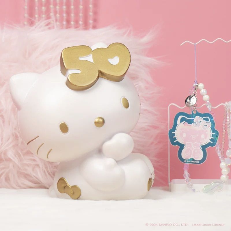 Sanrio представляет свою мягкую игрушку, посвященную 50-летию Hello Kitty, как новый коллекционный предмет ограниченного выпуска