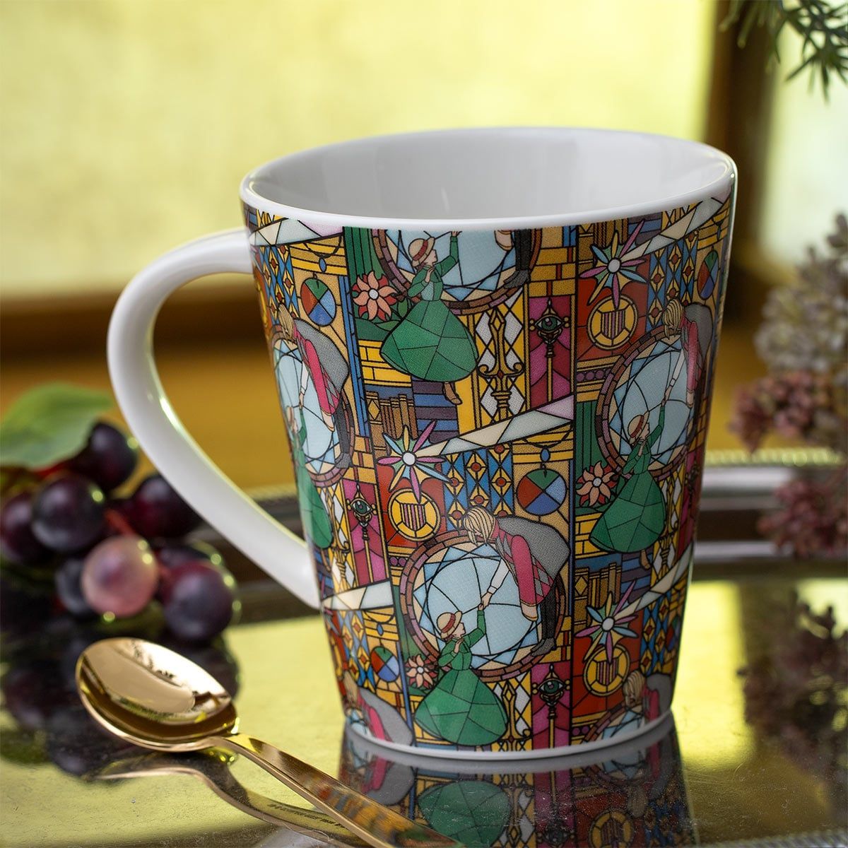 La taza estilo vidriera Howl's Moving Castle de Studio Ghibli le da a Starbucks una carrera por su dinero