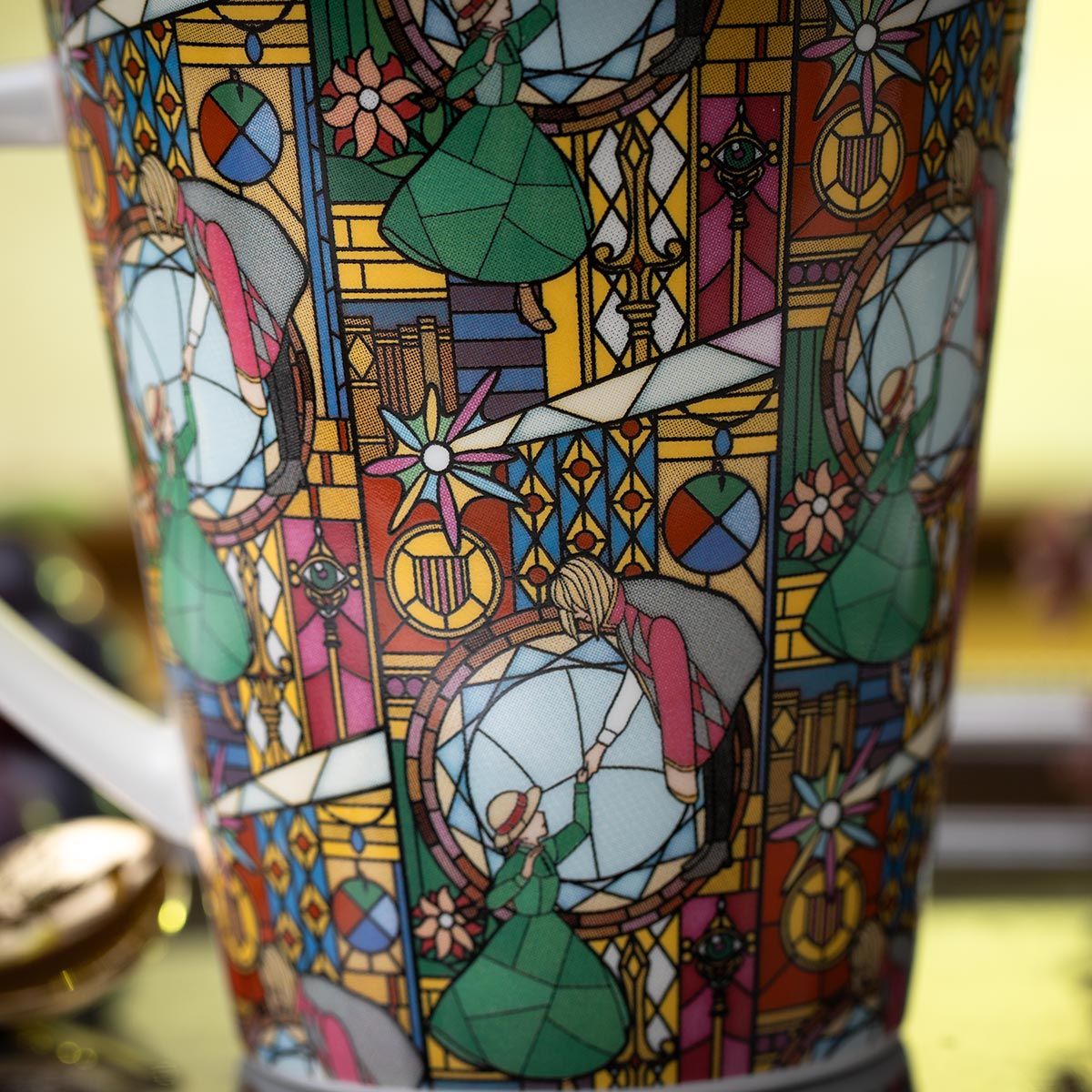 La taza estilo vidriera Howl's Moving Castle de Studio Ghibli le da a Starbucks una carrera por su dinero