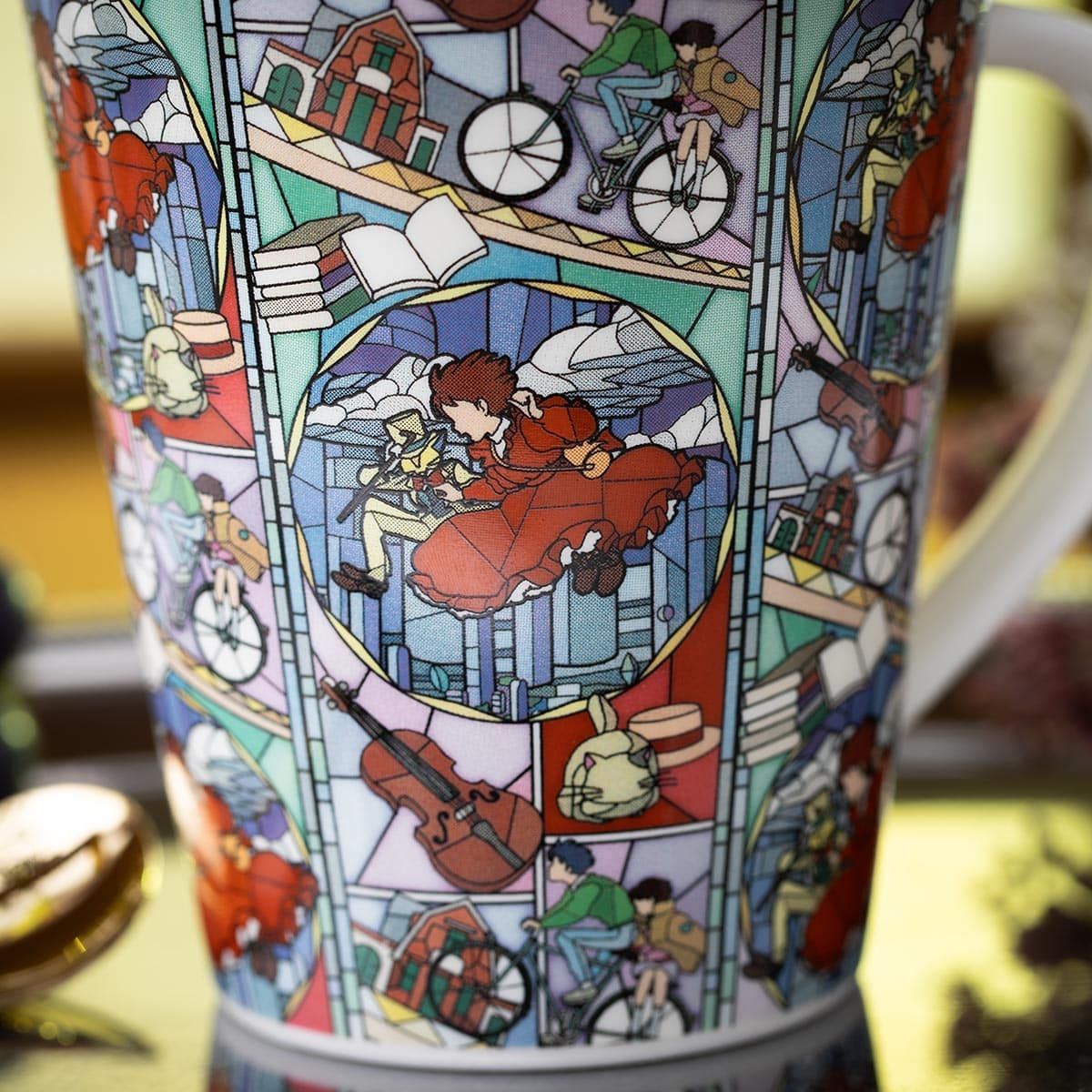 La taza estilo vidriera Howl's Moving Castle de Studio Ghibli le da a Starbucks una carrera por su dinero