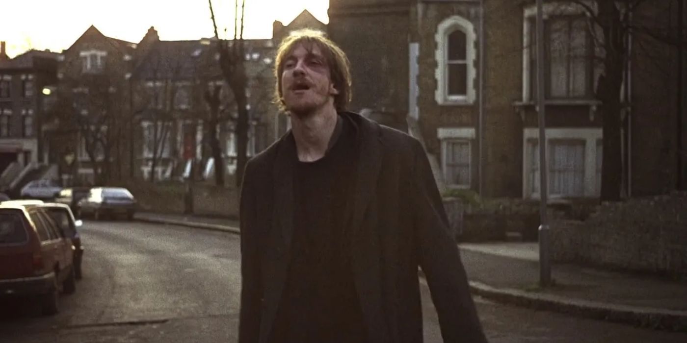 Un David Thewlis herido camina desnudo por las calles de Londres