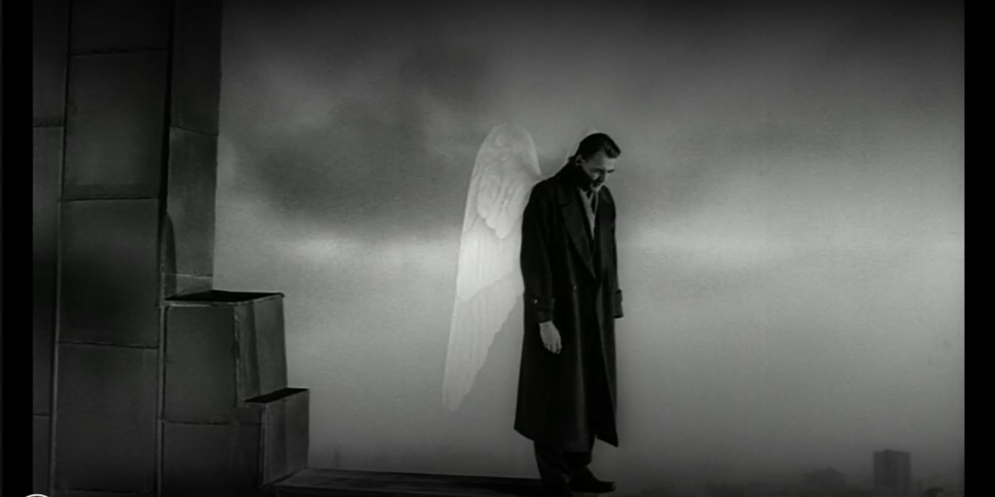 Un ángel está en lo alto de un edificio en Wings of Desire.