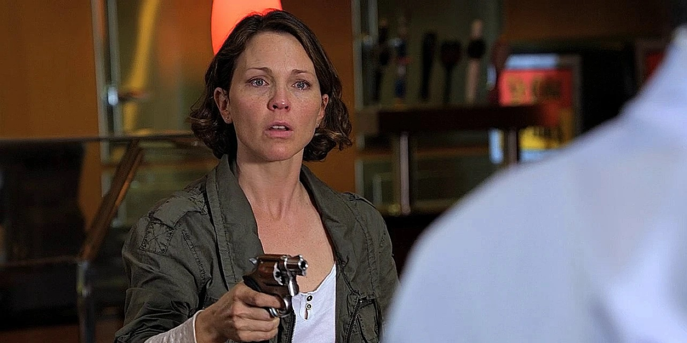 Shelley hält in Criminal Minds eine Waffe in der Hand.