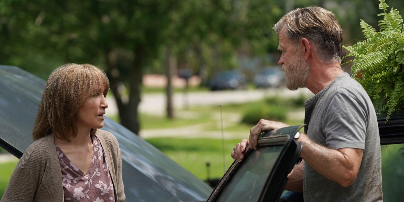 Lorraine (Felicity Huffman) talks to Ray (William H. Macy) at his car in season 2 of Accused