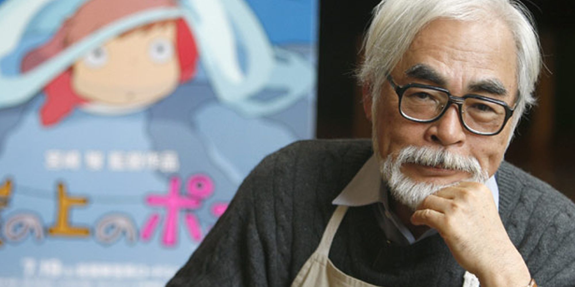 O diretor do Studio Ghibli, Hayao Miyazaki, em frente ao pôster do filme Ponyo.