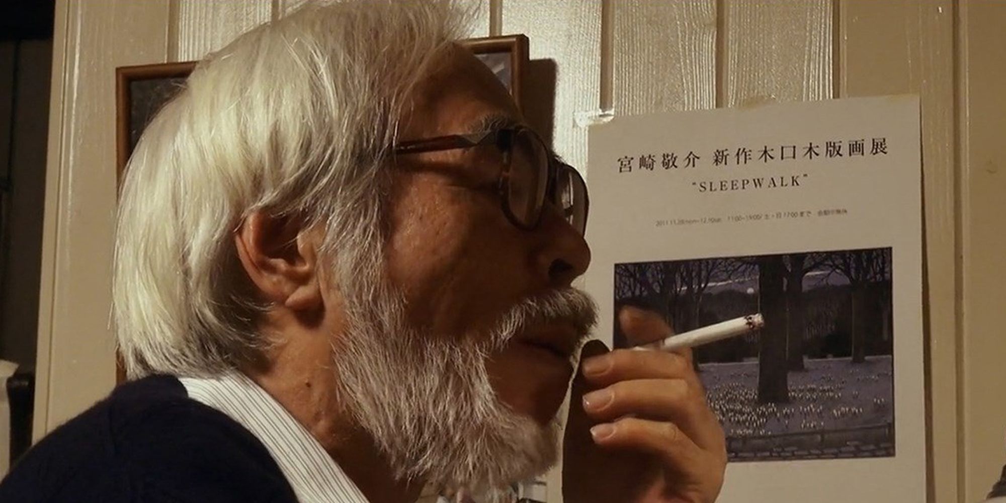 Hayao Miyazaki fumando um cigarro