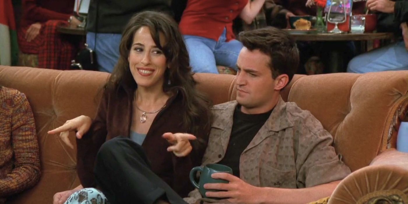 Janice faz uma pergunta estranha enquanto se senta ao lado de Chandler em Friends.