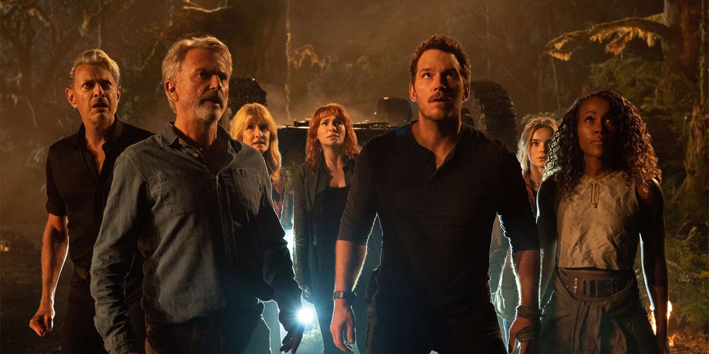 O elenco do Jurassic World Dominion fica juntos e olha para um dinossauro