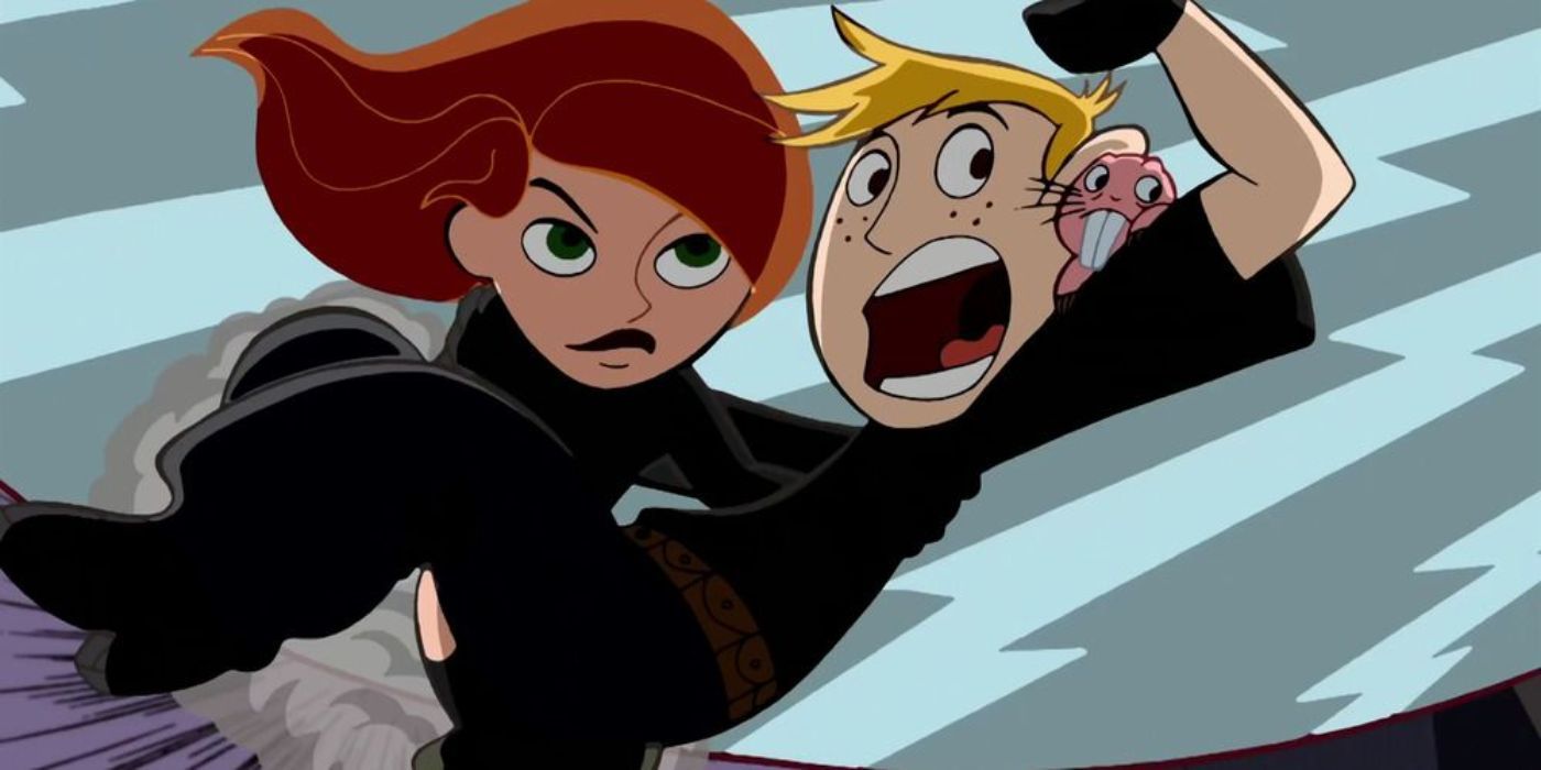 Kim Possible carrega Ron Stoppable e Rufus nos braços.