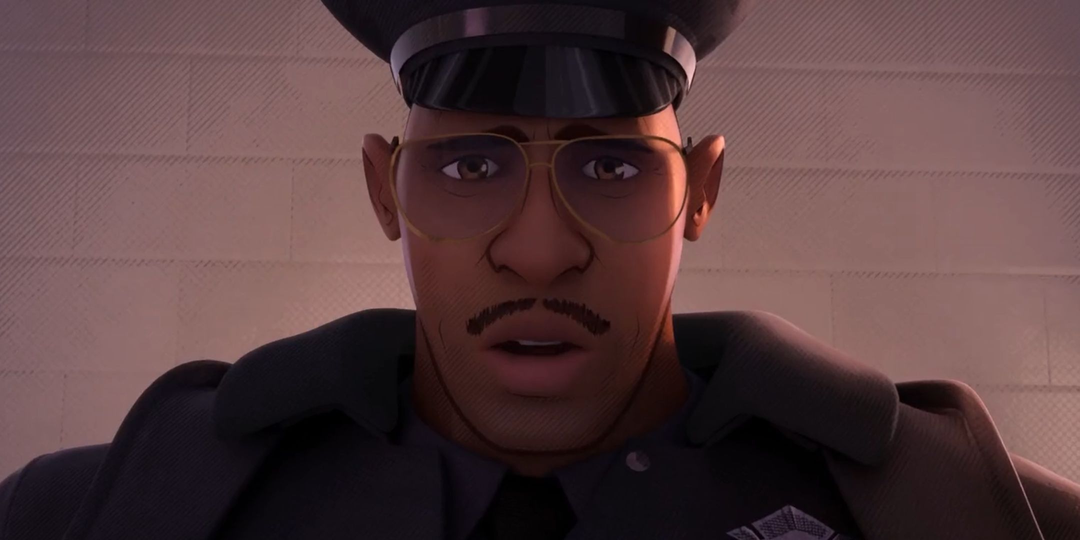 El padre de Miles Morales, Jefferson, en un pasillo con su uniforme de policía