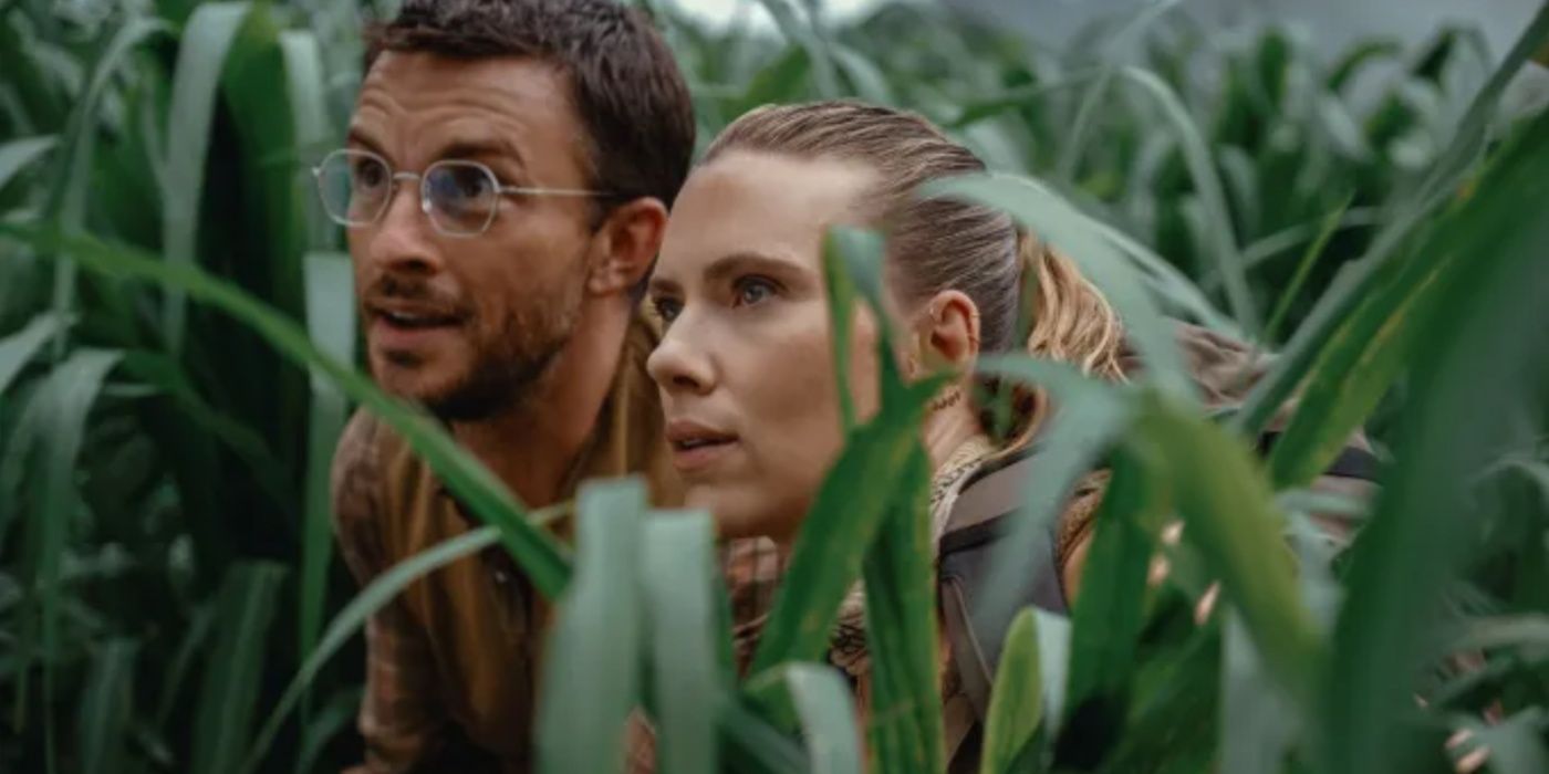 Jonathan Bailey and Scarlett Johansson in Jurassic World Rebirth