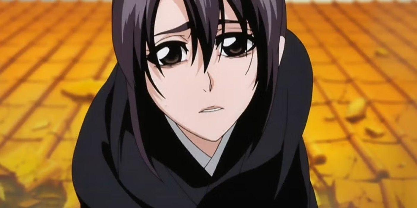 Momo hinamori hace una cara triste mientras está de pie en un techo