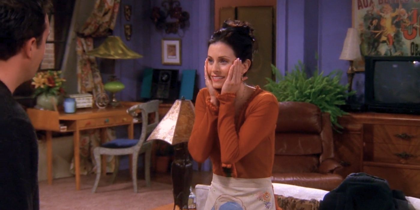 Monica está com as mãos no rosto enquanto pede desculpas a Chandler em Friends