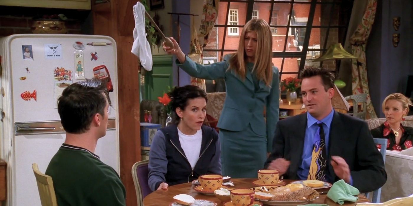 Rachel está com a calcinha em um palito enquanto pergunta de quem é enquanto Monica, Chandler e Joey sentam, em Friends.