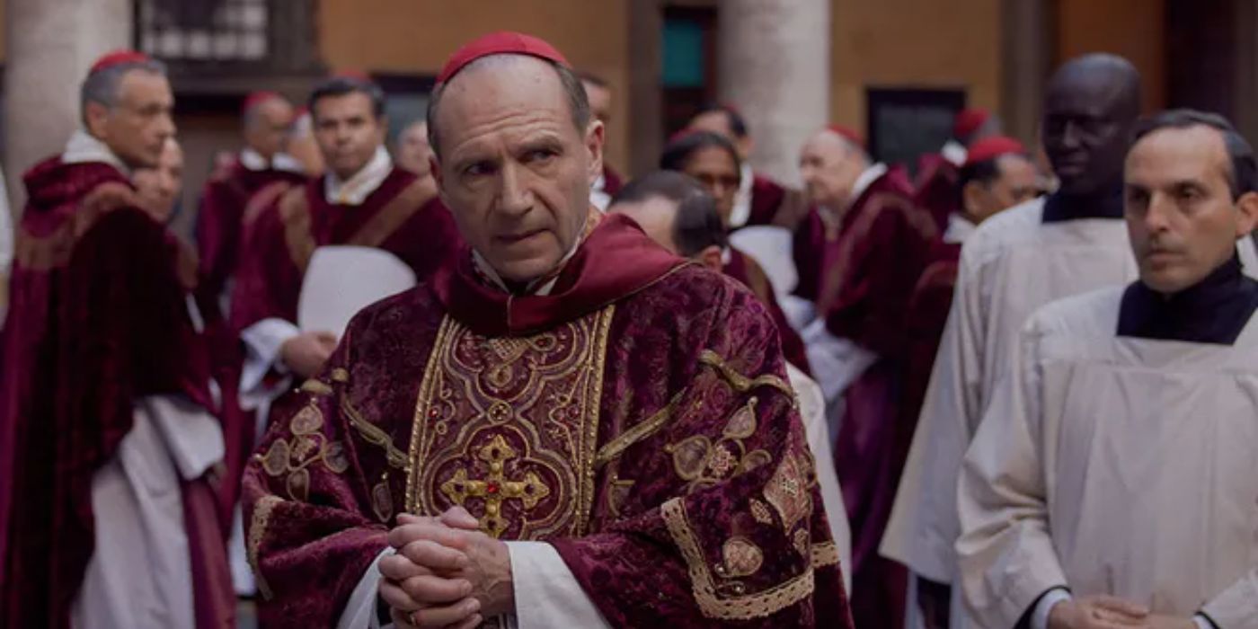 Diez años después del Gran Hotel Budapest, Ralph Fiennes brilla en un thriller por lo demás predecible