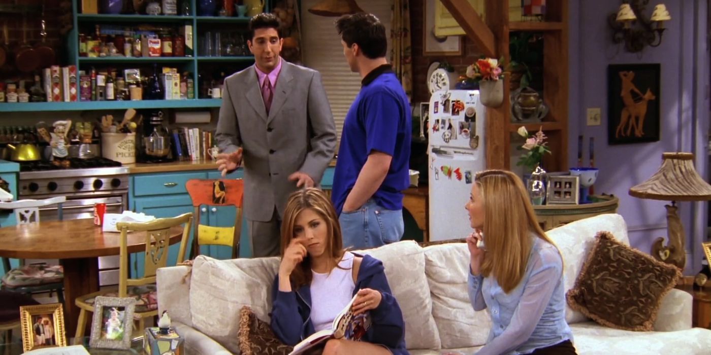 Ross fala com Joey enquanto Rachel e Phoebe ouvem Friends