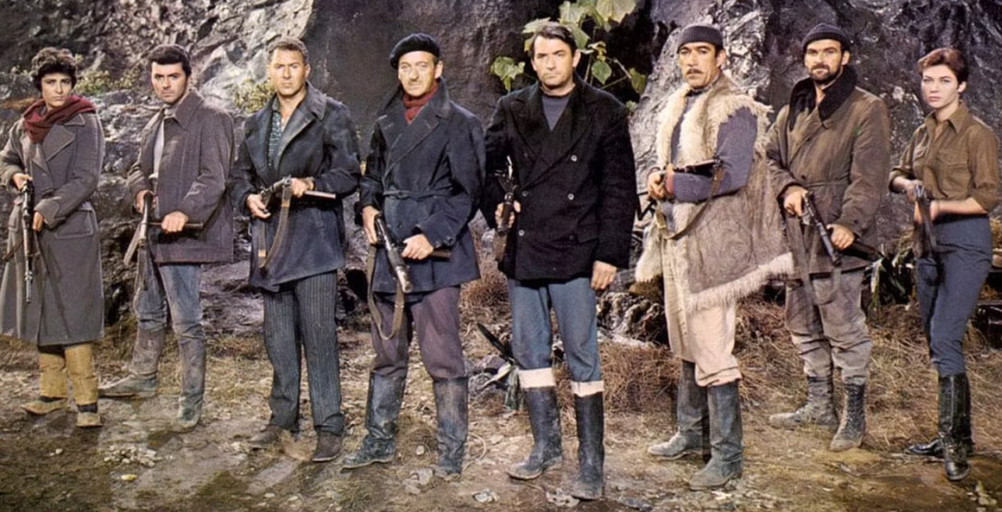 O elenco dos canhões de Navarone, incluindo Gregory Peck, posam para uma foto promocional.