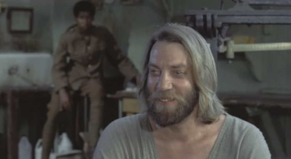 Donald Sutherland é Jesus sentado em uma sala em um sonho em Johnny Got His Gun.