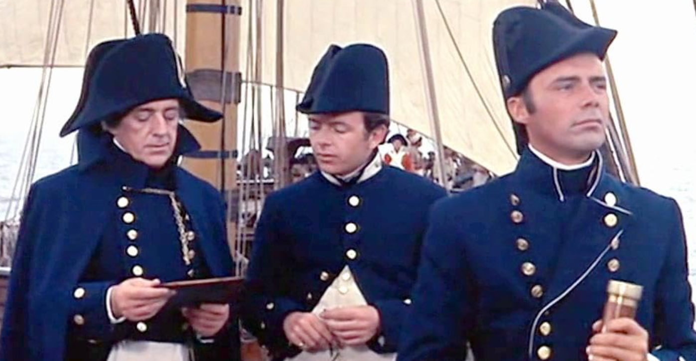 Alec Guinness y Dirk Bogarde están en la cubierta del Defiant uniformados en Damn the Defiant.