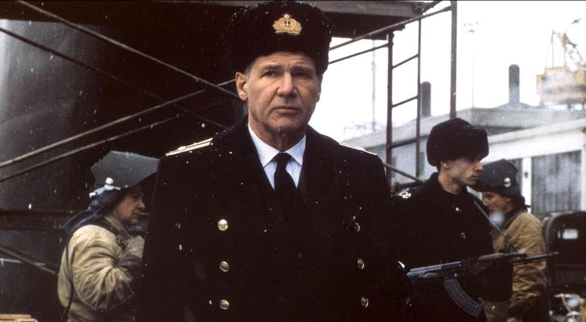 Harrison Ford está vestido con un abrigo grueso y uniforme en la nieve en K-19: The Widowmaker.