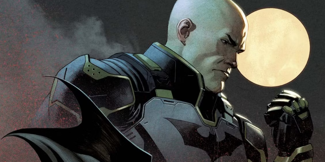 Lex Luthor está em um traje blindado do Batman com a lua ao fundo.