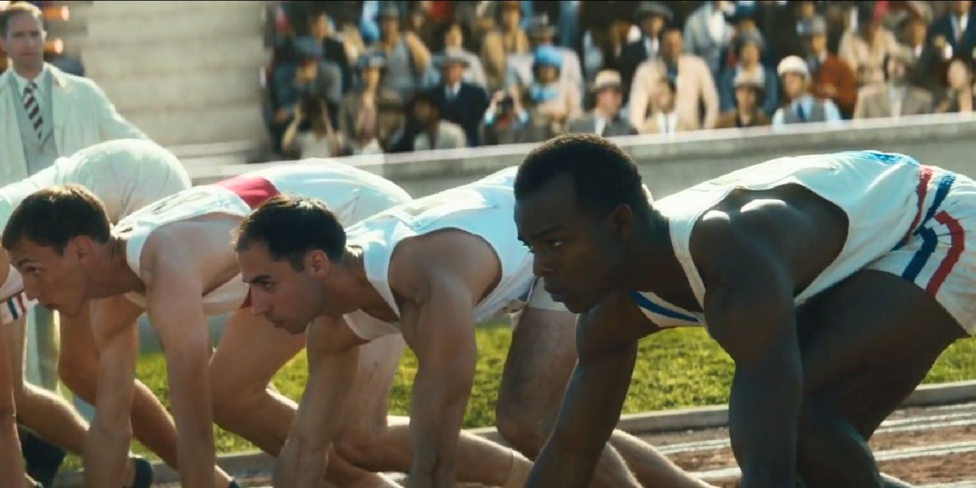 Stephan James como Jesse Owens se preparando para correr com outros jogadores em Race