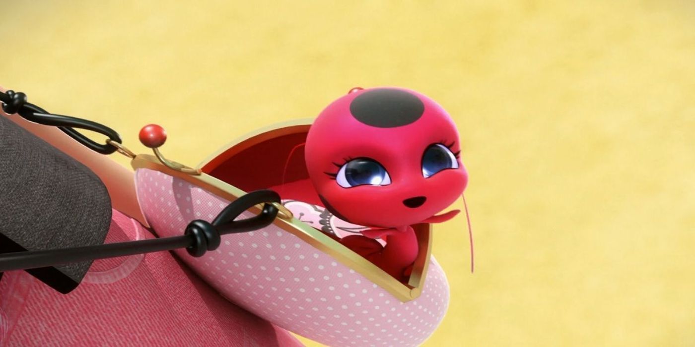 Tikki sale del bolso de Marinette en Miraculous Ladybug.