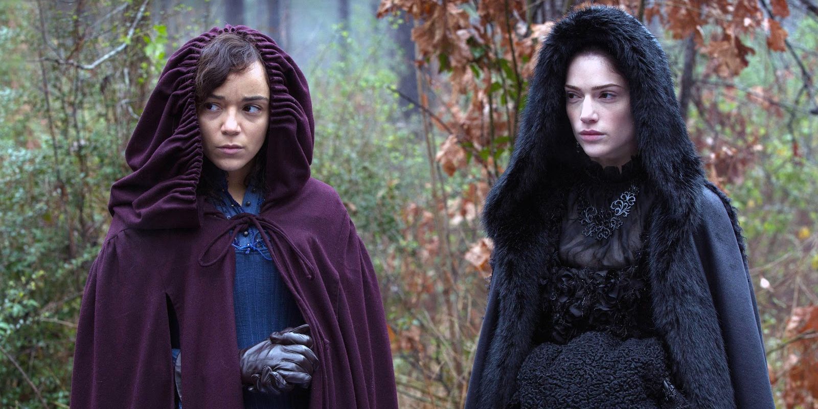 Tituba e Mary Walcott ficam lado a lado com os capuzes levantados em Salem (2014)