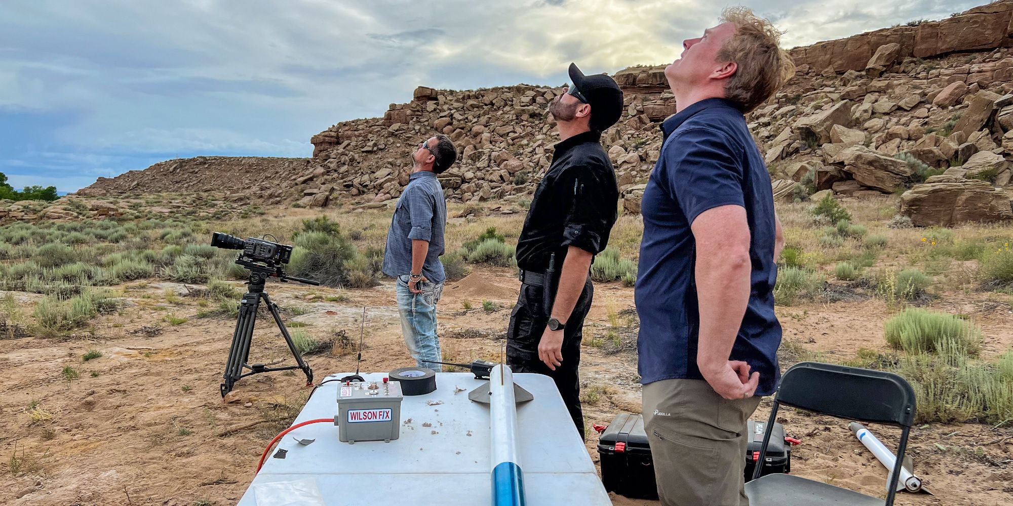 Travis Taylor, Bryant Arnold e Erik Bard olham para cima durante um experimento no deserto em O Segredo do Rancho Skinwalker