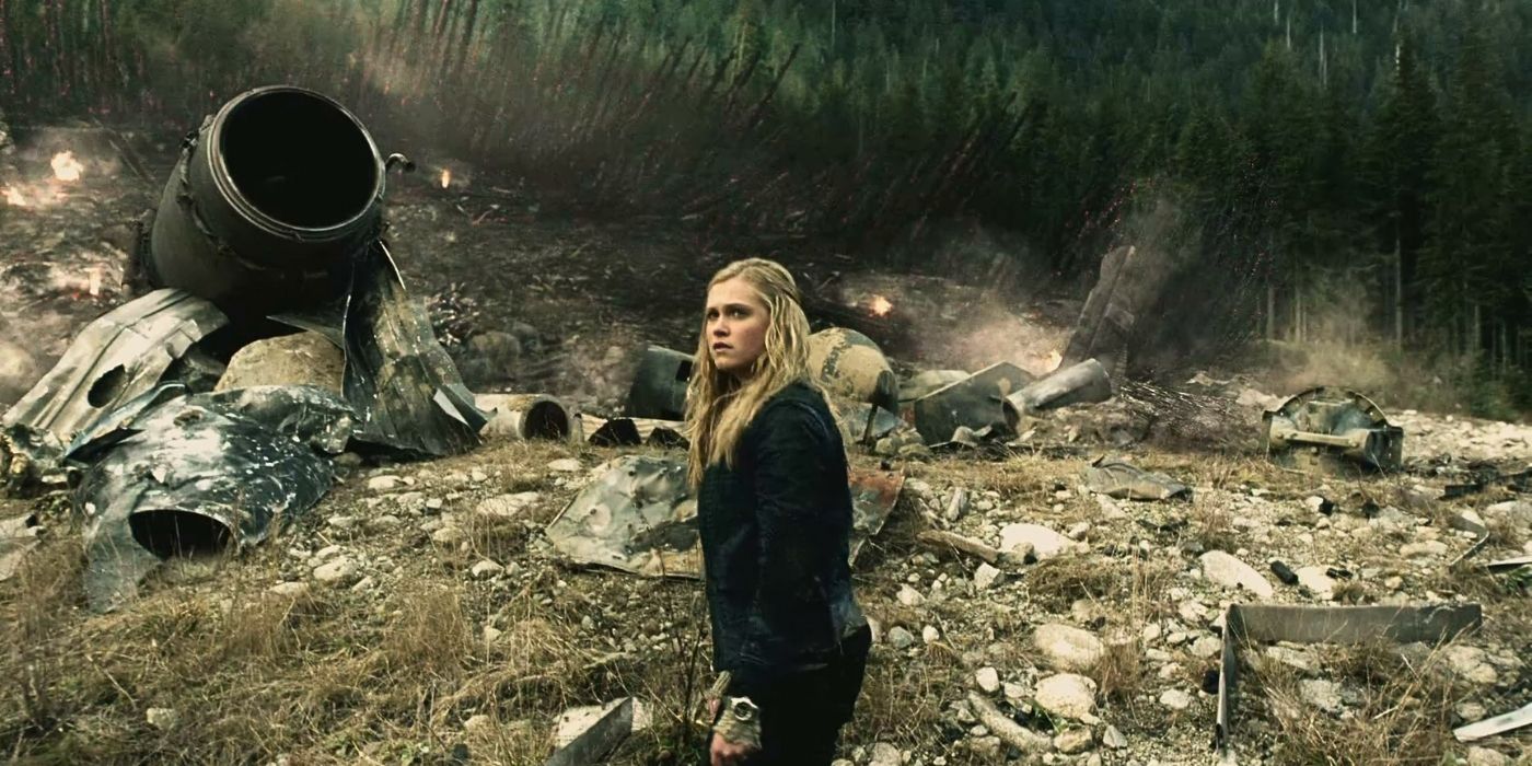 09 – Eliza Taylor como Clarke parada nos escombros do navio Exodus em The 100