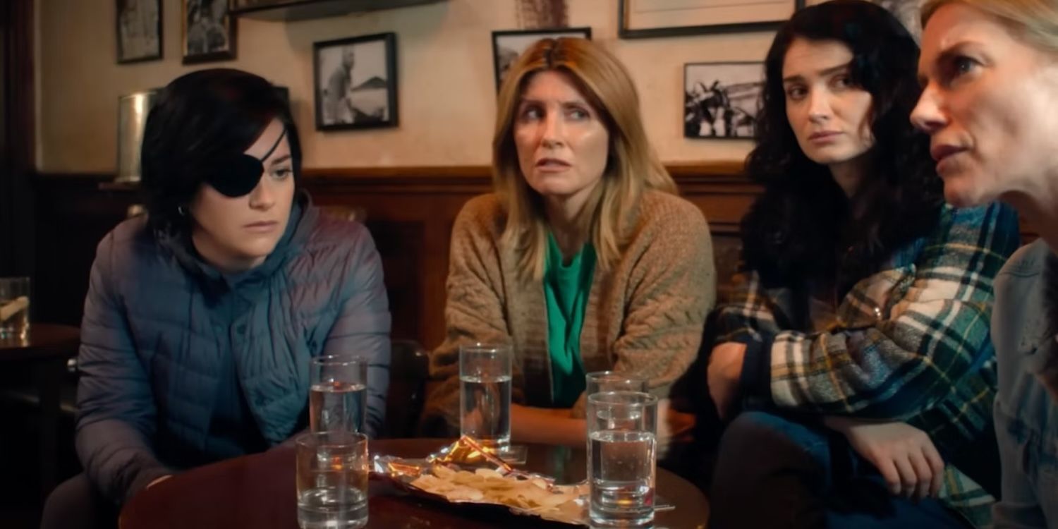 Las Hermanas Bibi (Sarah Greene), Ursula (Eva Birthistle), Becka (Eve Hewson) y Eva (Sharon Horgan) se sientan preocupadas en una mesa en el pub.