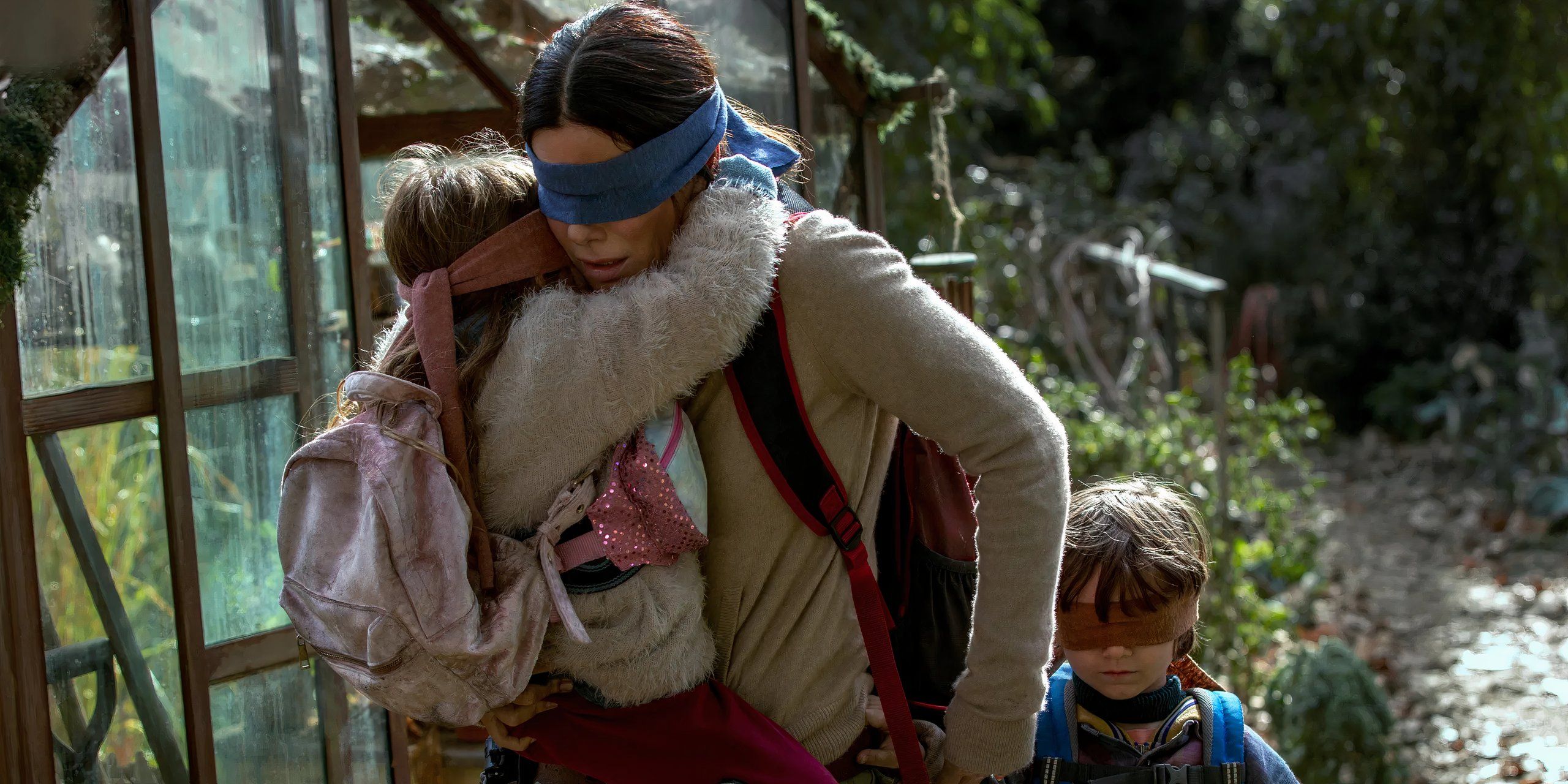 Malorie está conduzindo duas crianças para um local seguro em Bird Box