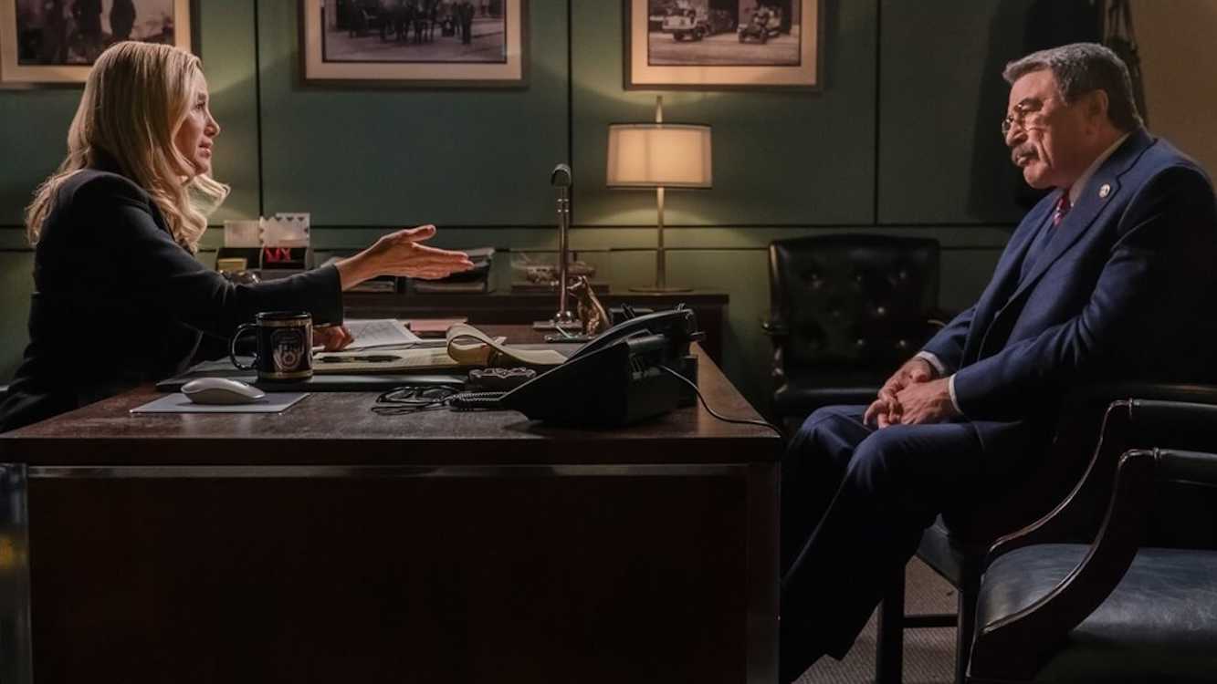 Fire Commissioner Radley (Mira Sorvino) in a heated conversation at her office desk with Frank Reagan (Tom Selleck).
