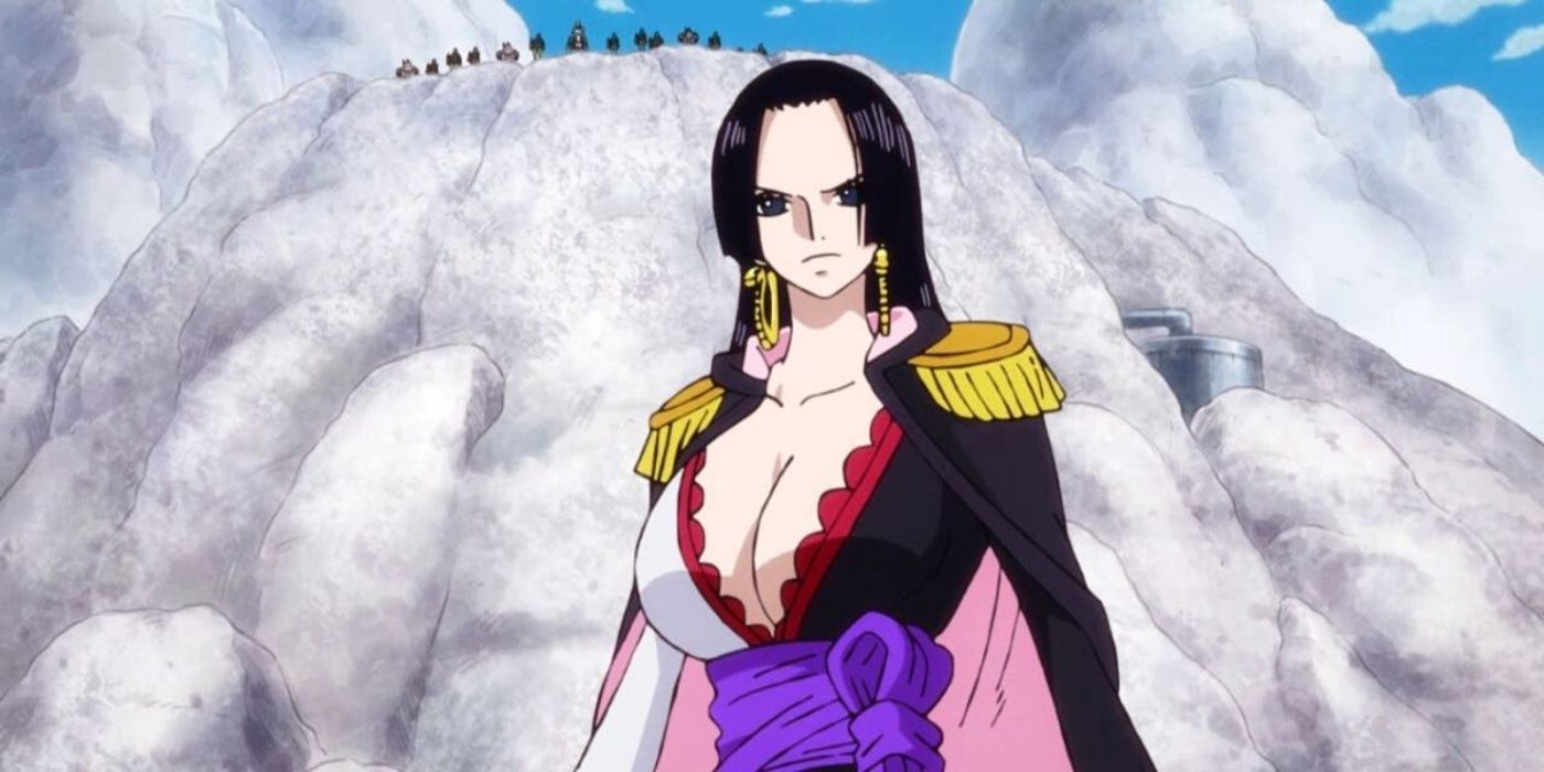 Boa Hancock, a Imperatriz Pirata da Amazon Lily, está olhando furiosa enquanto está no fundo de um afloramento rochoso em One Piece.