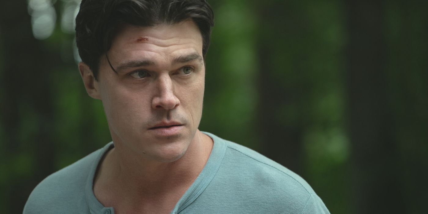 Richard, interpretado por Finn Wittrock, con una camisa azul en el bosque en la película de Netflix Don't Move