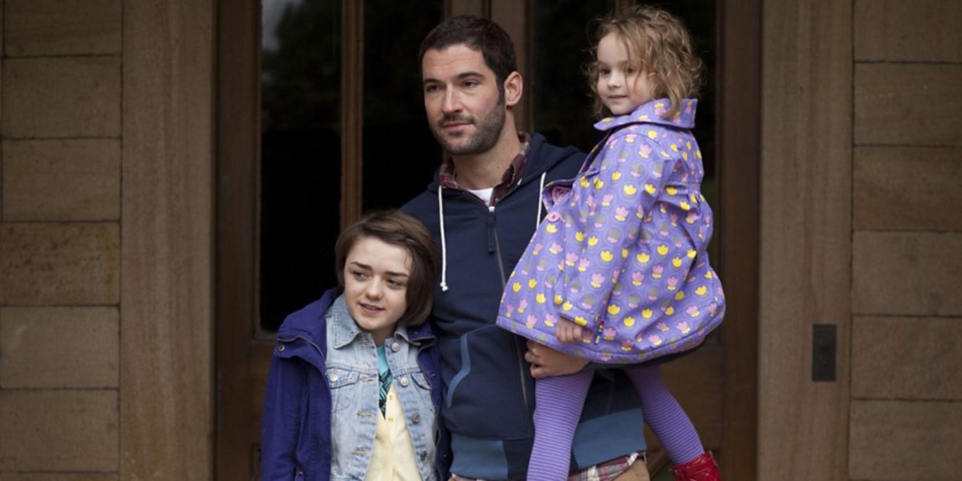 Gabe, Loren e Cally Caleigh estão em frente a uma porta em O Segredo de Crickley Hall