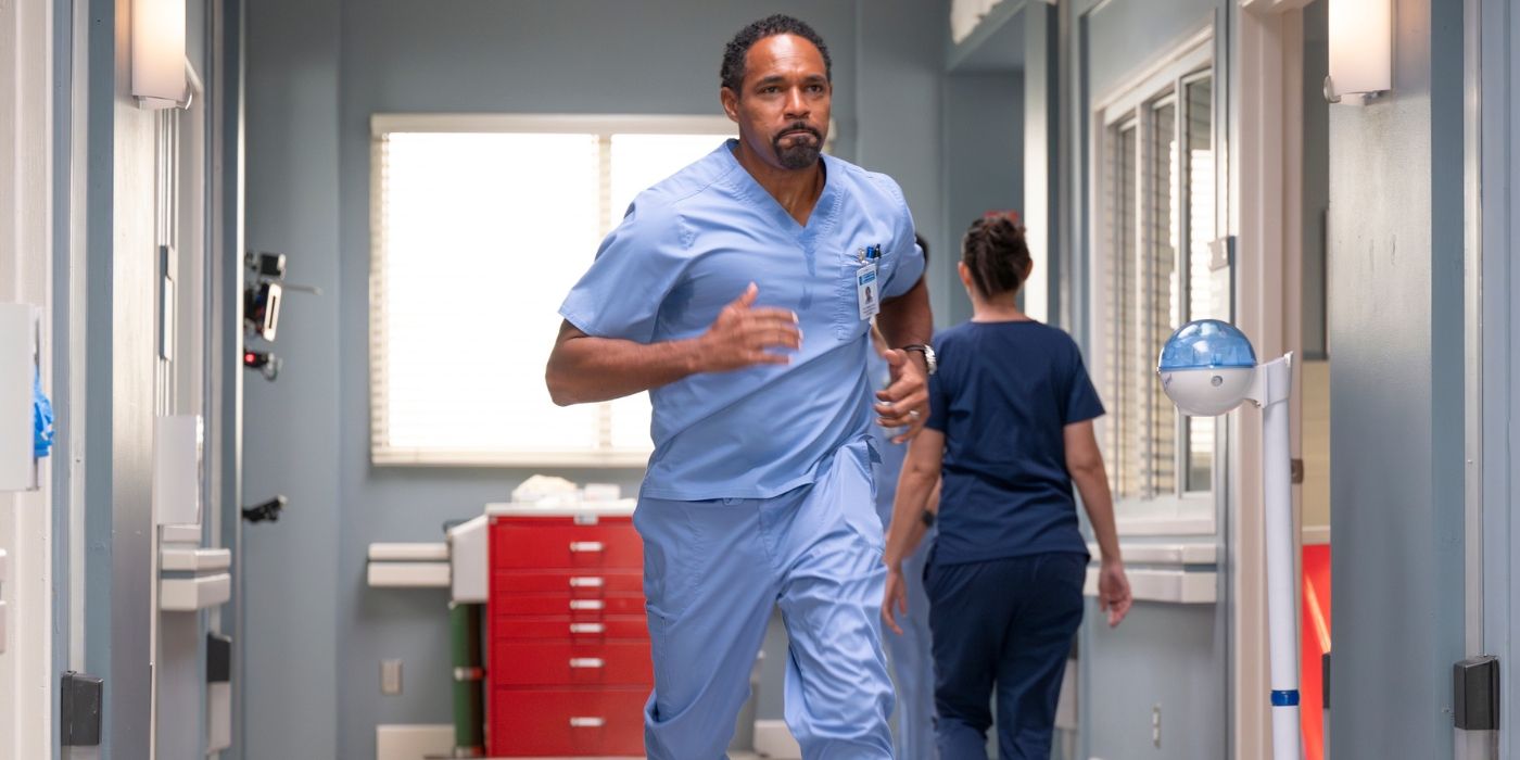 Grey's Anatomy S21 - Ben Warren runs down the hall