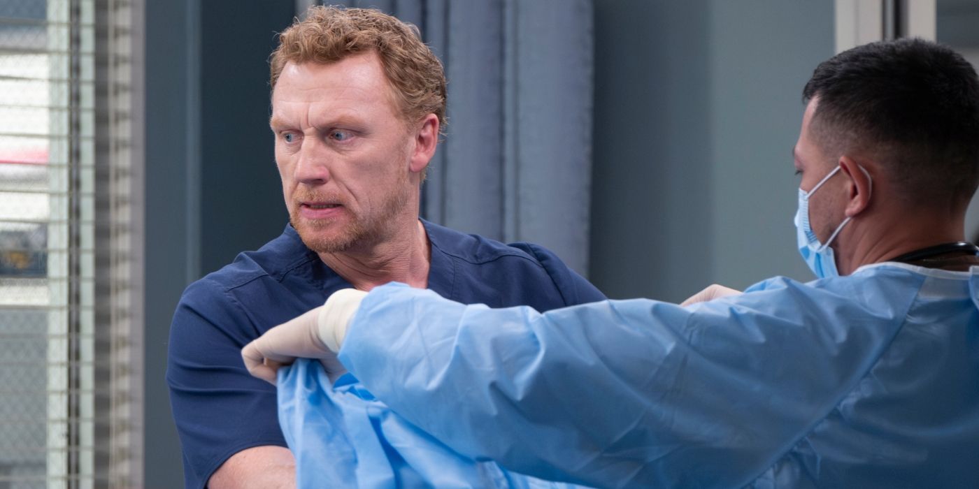 Grey's Anatomy S21 - Owen Hunt puts on a surgical gown