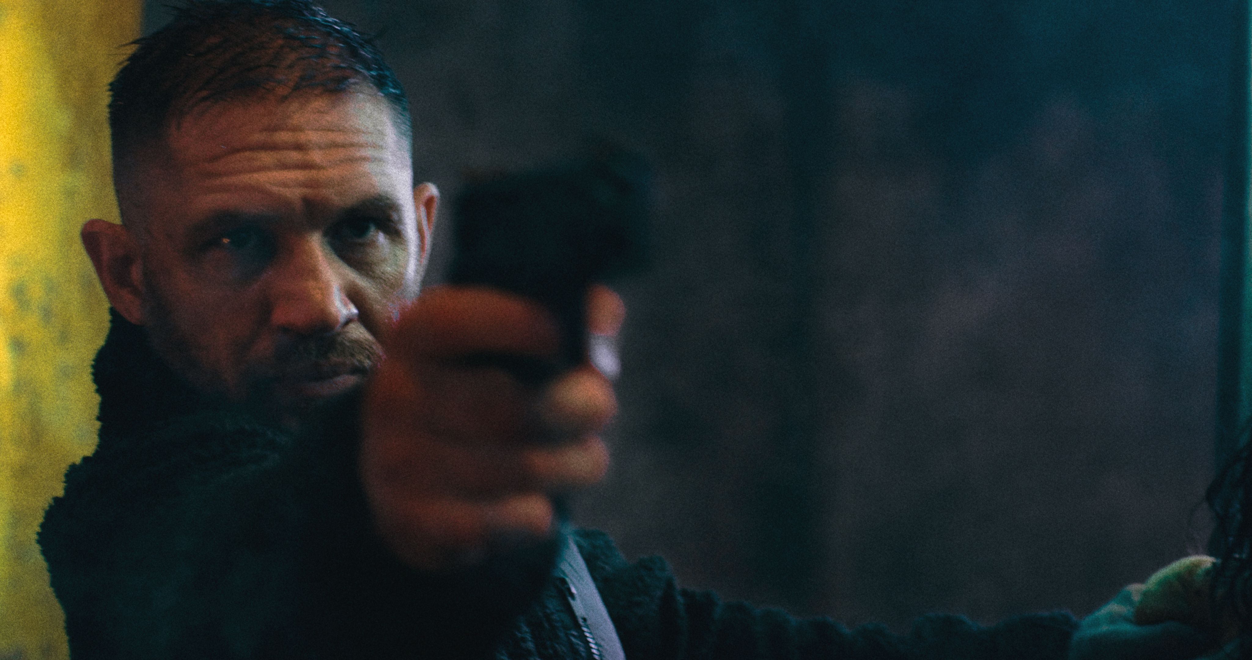 Netflix revela el primer vistazo a Tom Hardy en el thriller de acción del director de The Raid