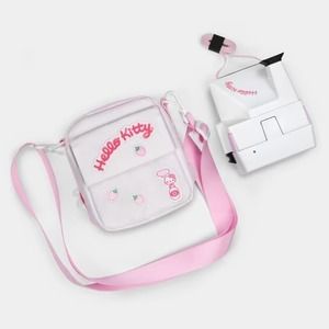 Hello Kitty возвращает ретро в новой «совершенно розовой» версии камеры Polaroid