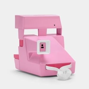 Hello Kitty возвращает ретро в новой «совершенно розовой» версии камеры Polaroid